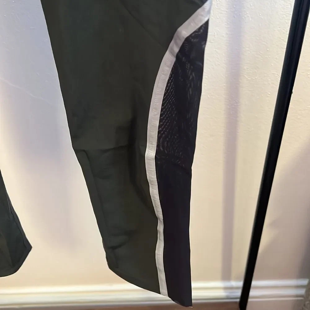 New Balance // Cropped 22” Leggings - Picture 3 of 7